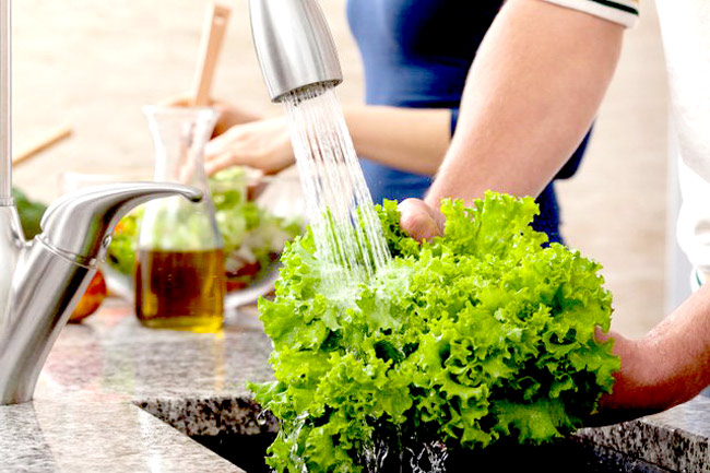 Rửa sạch toàn bộ rau thơm bằng nước muối hoặc nước sạch
