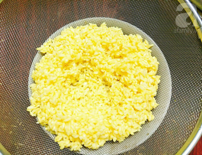 Trộn gạo và bột nghệ - Bí quyết làm xôi xéo có màu vàng hấp dẫn 