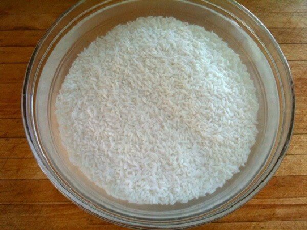 Ngâm gạo với nước từ 6 - 8 tiếng để gạo mềm, nấu xôi sẽ dẻo hơn 