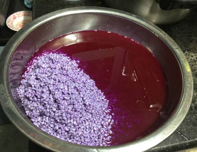 Ngâm gạo với nước lá cẩm trong từ 20 - 3- phút để gạo được nhuộm đều màu