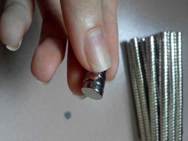Dùng nam châm phân biệt nồi nấu phở inox 304 và inox 201 nhanh chóng Dùng nam châm phân biệt nồi nấu phở inox 304 và inox 201 nhanh chóng