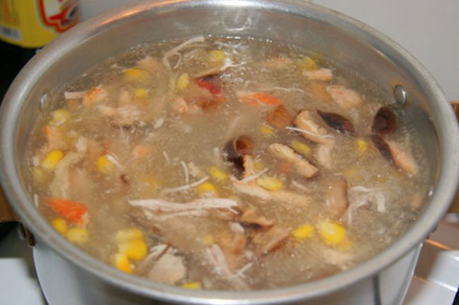Cho bột năng vào nồi súp và đun thêm khoảng 10-15 phút