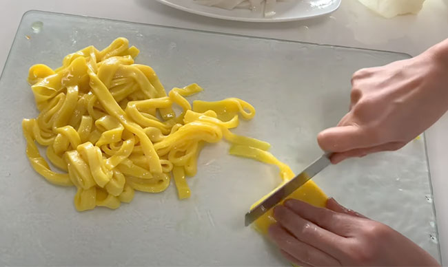 Mì Quảng khi hoàn thành có màu sắc vàng nghệ và được cắt nhỏ vừa ăn