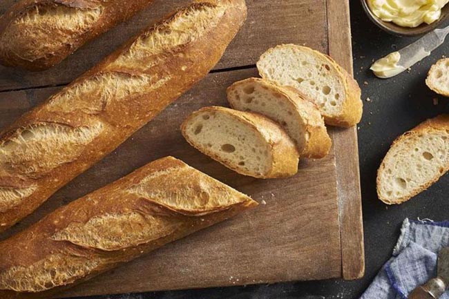 Cắt bánh mì thành từng lát đều nhau, cắt bánh mì