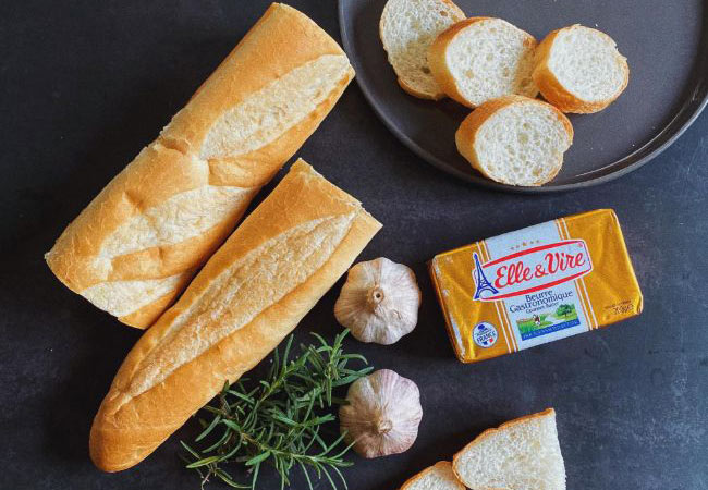 Chuẩn bị nguyên liệu làm bánh mì sốt bơ tỏi, Cách làm bánh mì bơ tỏi