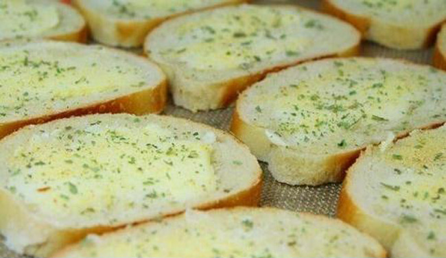 Quét bơ lên bánh mì và đem nướng, phết bơ 