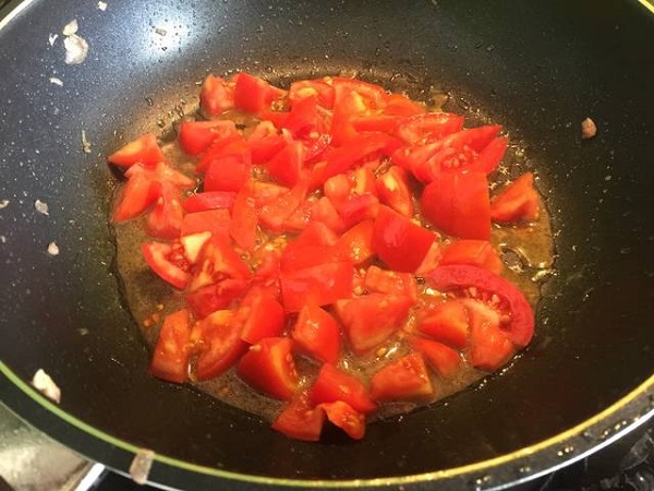 Xào cà chua thơm ngon ăn kèm bún cá rô đồng