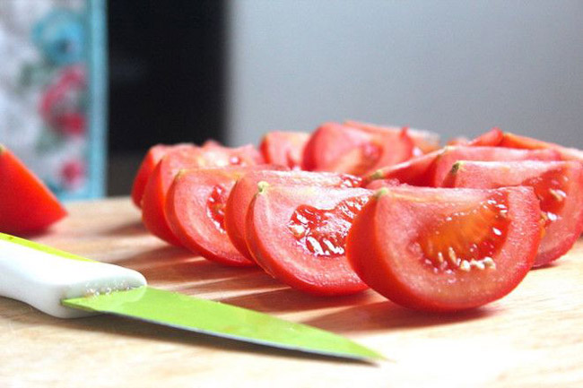 Thái cà chua thành hình múi cau, cắt cà chua
