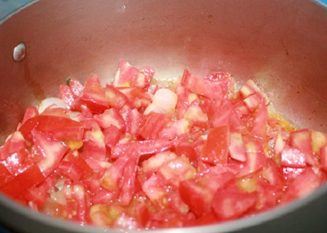 Xào cà chua cho chín mềm, chế biến cà chua nấu nước dùng