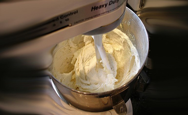 Trộn bột làm bánh socola