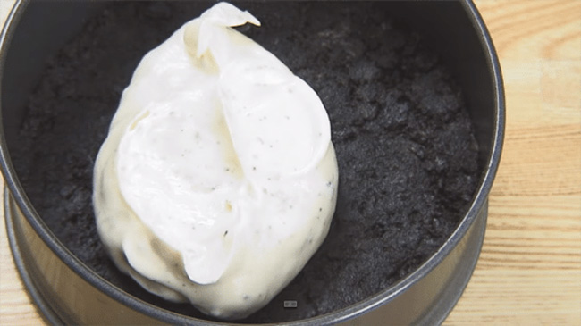 Thêm sữa chua trắng vào vụn bánh, Cách làm kem từ bánh oreo