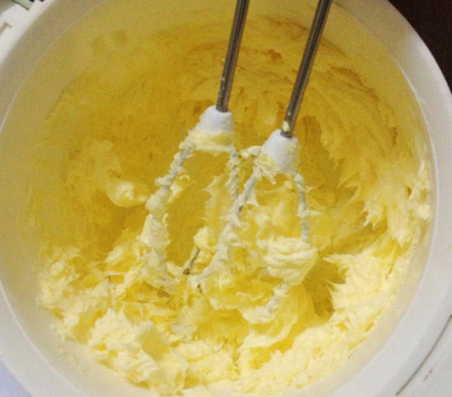 Đánh nhuyễn từng lát bơ, đánh bơ
