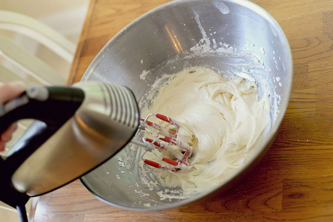 Đánh trộn hỗn hợp lòng đỏ và bơ, cách làm kem bơ sữa tươi trang trí bánh
