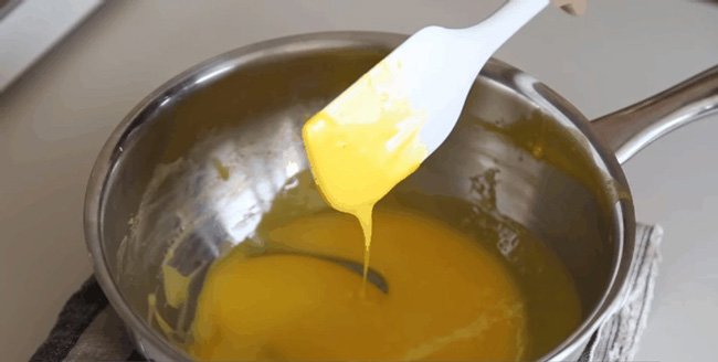Đun hỗn hợp trứng sữa đến khi sệt lại, đun hỗn hợp