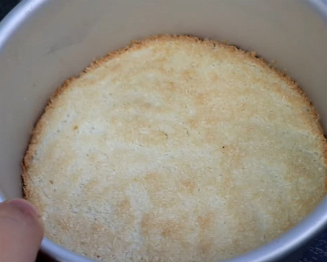 Phết kem mousse vào cốt bánh đã nướng, phết kem