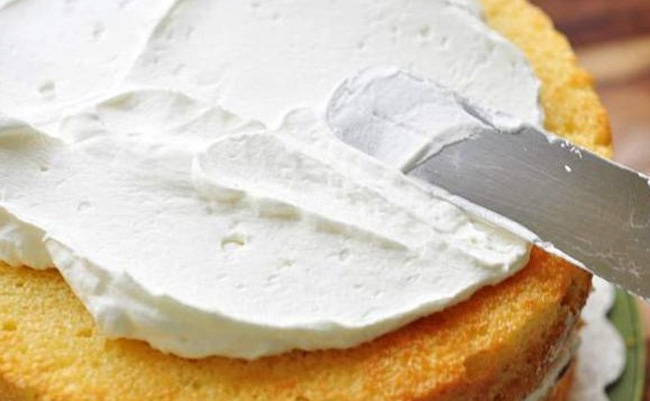cách làm kem bánh sinh nhật bằng sữa tươi, Dùng dao phết kem kín cốt bánh