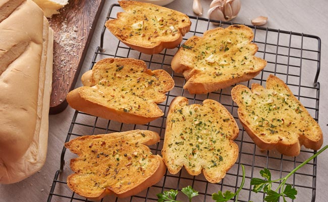 Hướng dẫn cách làm bánh mì nướng bơ tỏi thơm ngon, siêu đơn giản