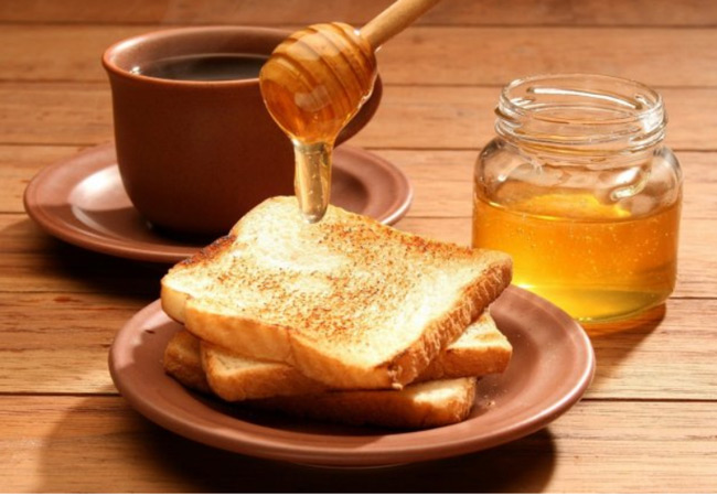 Chế biến món bánh mì nướng bơ mật ong bằng chảo tại nhà đơn giản