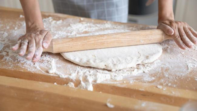 Cán và cắt bánh, tạo hình bánh mì que