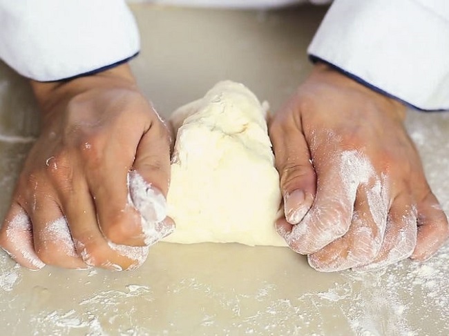 Nhào bột là khâu cần phải chú ý trong việc làm bánh