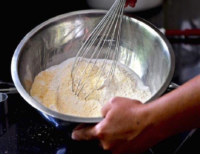 Trộn bột làm bánh