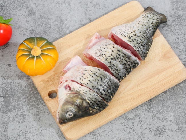 Bạn nên ướp chút muối vào cá để gia vị thấm đều cũng như thịt cá săn lại 