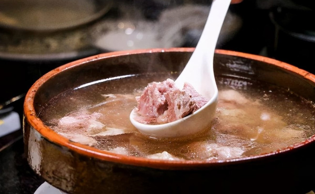 hầm xương b&ograve; l&agrave;m nước d&ugrave;ng