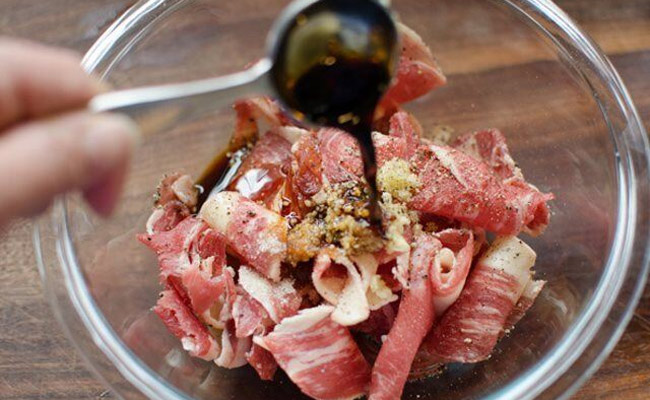 thịt b&ograve; được ướp gia vị