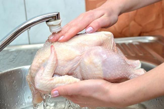 Rửa sạch gà