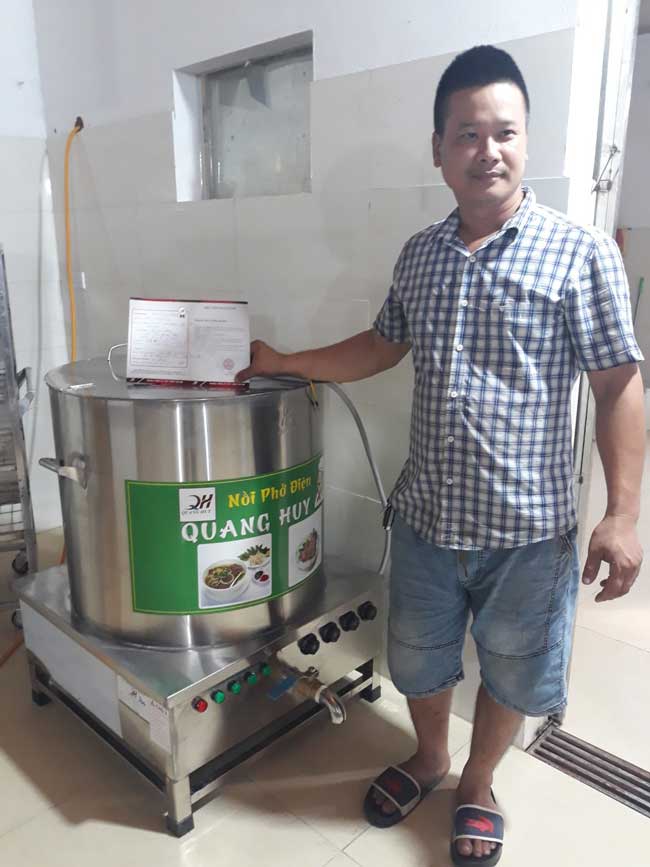 Khách mua nồi phở