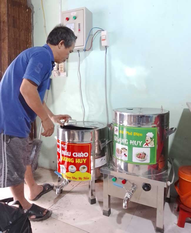 Khách mua bếp điện nấu phở tại Quang Huy