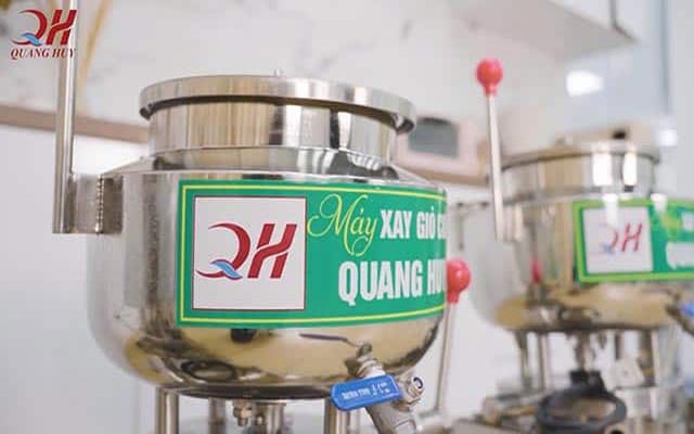 Máy xay giò chả Quang Huy được làm bằng inox 304 sáng bóng, đảm bảo ATVSTP