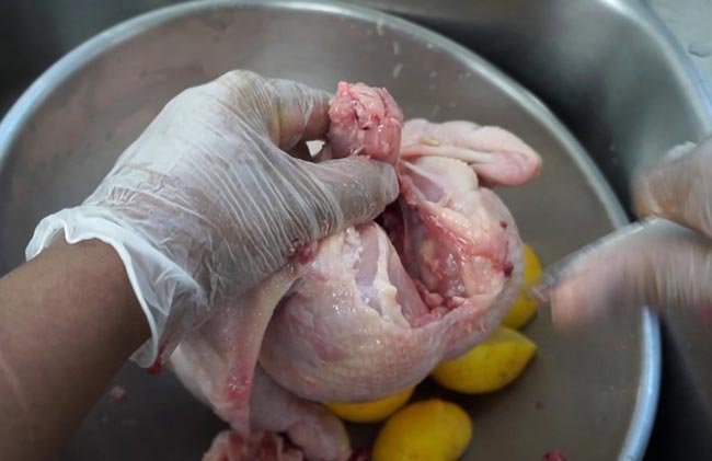 Sơ chế và làm sạch gà để loại bỏ mùi hôi 