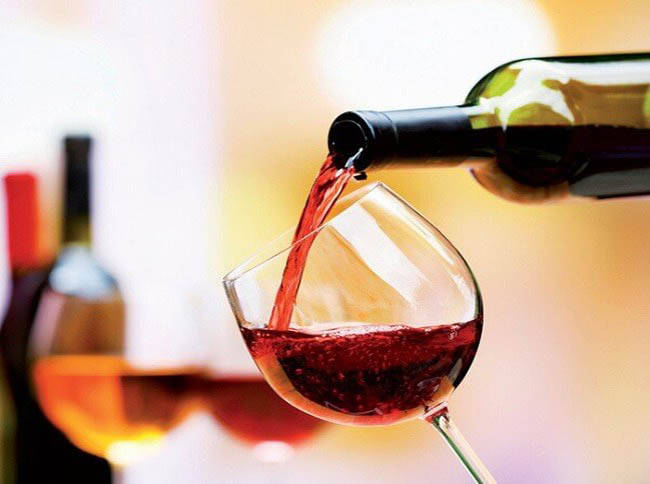Cách phục vụ rượu vang trên bàn tiệc phải đúng quy trình và sắp xếp đúng thứ tự 