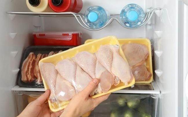 Bọc nhiều lớp màng bọc thực phẩm trước khi cho vào ngăn mát tủ lạnh 