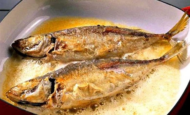 Khi rán cá cần đổ sâu dầu để cá giòn và không bị dính chảo