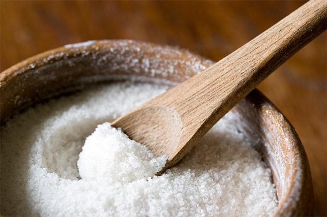 Thả vài hạt muối vào chảo dầu trước khi làm nóng sẽ giúp dầu không bị bắn tung tóe