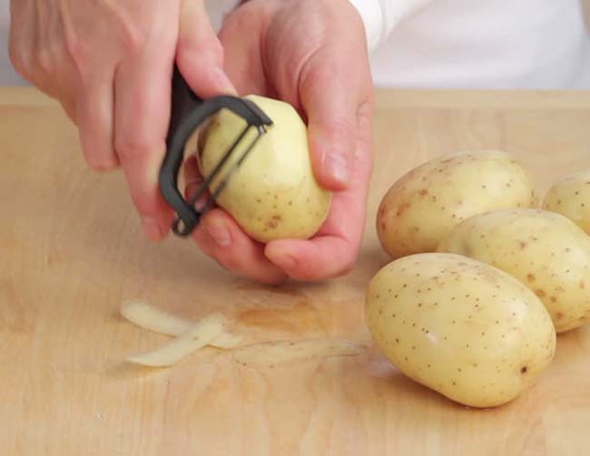 Gọt vỏ khoai tây 
