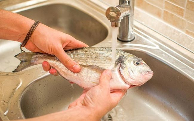Làm sạch cá trước khi bảo quản 