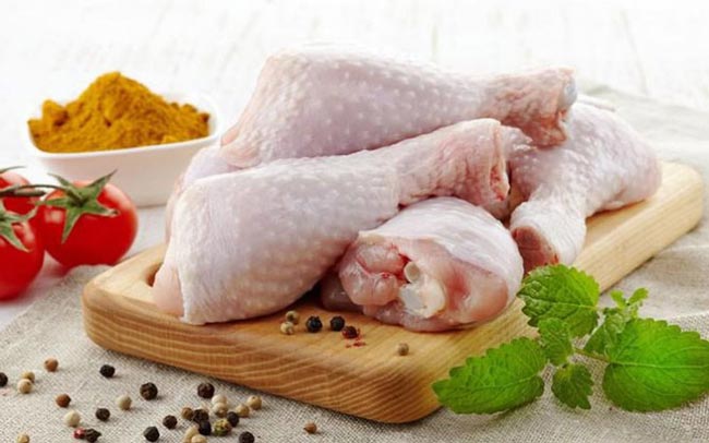 Thịt gà tươi bảo quản trong ngăn mát được từ 5 - 7 ngày, ngăn đông từ 3 - 6 tháng 
