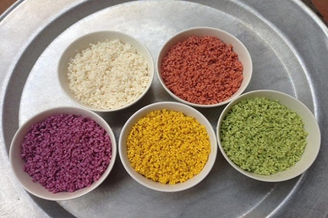 Ngâm từng phần gạo nếp với những màu từ thiên nhiên