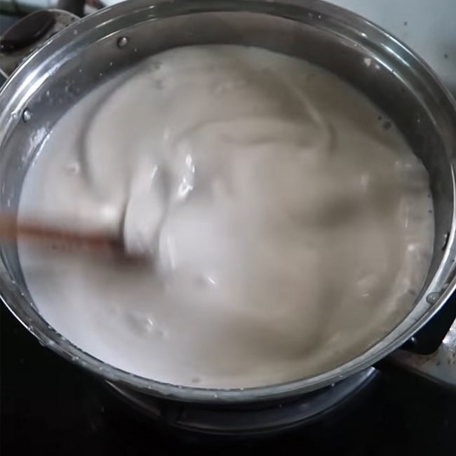 Nấu cho hỗn hợp nước cốt dừa cô đặc lại trước khi rưới vào gạo nếp