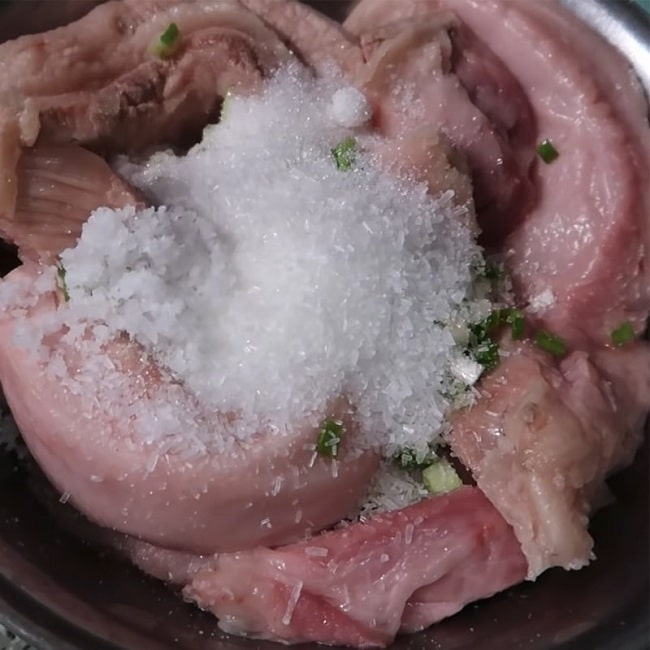 Tẩm ướp thịt lợn trước khi gói giúp bánh thêm đậm đà