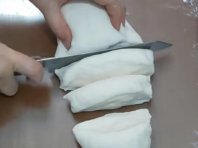 Chia bột bánh thành cách phần bằng nhau 