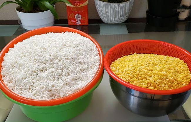 Vo sạch gạo và đậu, ngâm và để ráo nước 