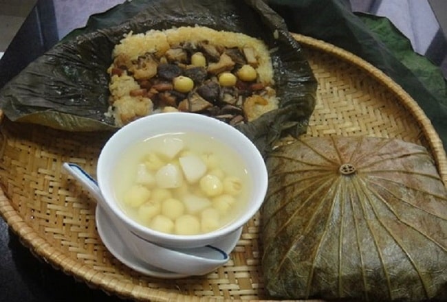 Người ta vẫn thường dùng lá sen để gói bánh chưng chay trong dịp tết Đoan Ngọ