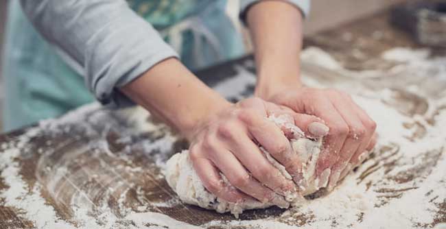 Nhồi bột bằng tay giúp bột mịn hơn