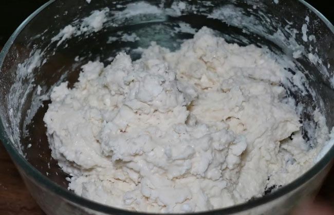 Trộn bột làm bánh 