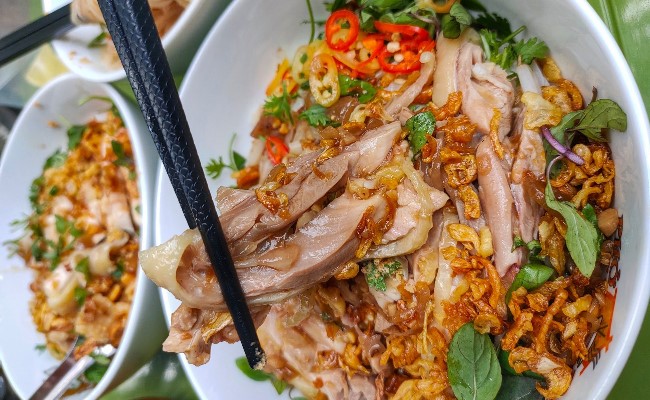Phở trộn thịt gà chua ngọt