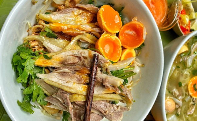 Phở trộn lòng gà trứng non
